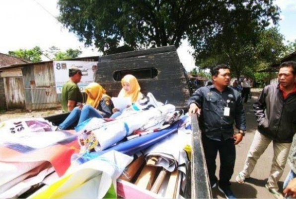 Masuk Masa Tenang, Bawaslu Sula Gandeng Polisi dan Satpol PP Bersihkan APK Paslon