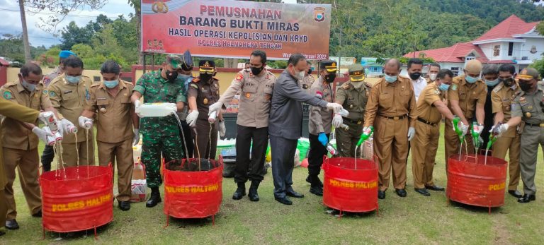 Dandim 1512/Weda Bersama  Kapolres Halteng Pimpin Pemusnahan Miras