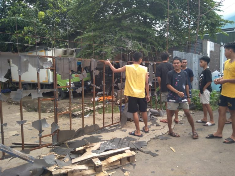 Warga Kalumpang Segel Kantor Logistik Daging Babi Untuk PT. IWIP 
