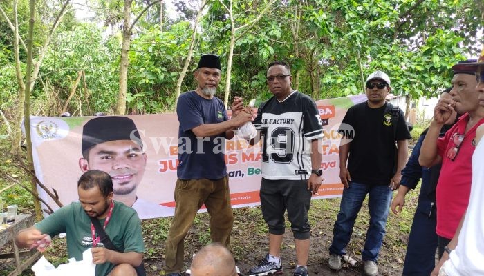 Senator Izzuddin Alqassam Kasuba Berbagi Hewan Kurban Dengan Jurnalis di Ternate