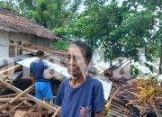 Aksandri Kitong Bangunkan Rumah Baru untuk Janda Korban Angin Kencang di Desa Cera Lokep