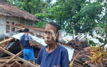 Aksandri Kitong Bangunkan Rumah Baru untuk Janda Korban Angin Kencang di Desa Cera Lokep