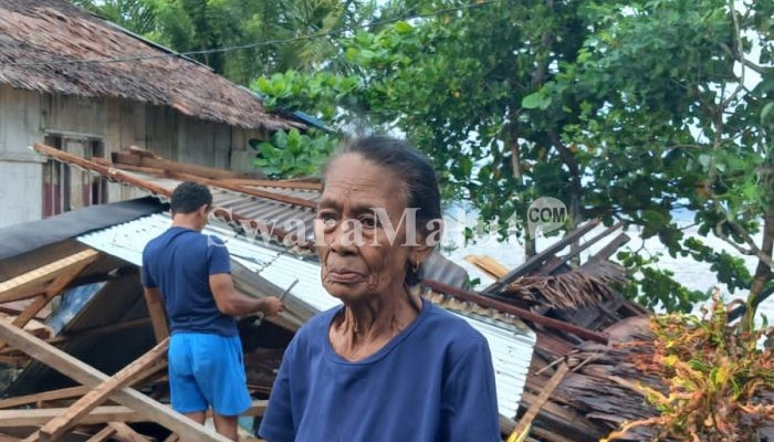Aksandri Kitong Bangunkan Rumah Baru untuk Janda Korban Angin Kencang di Desa Cera Lokep