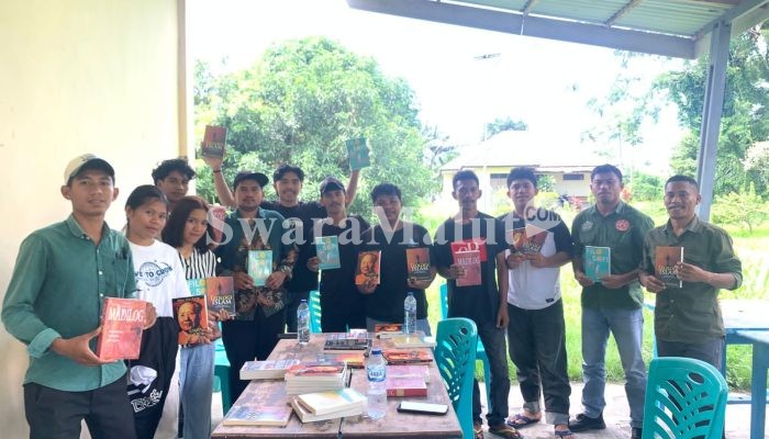 Jaguar Muda Bagikan Buku ke Mahasiswa Bingkas Kao dan PMKB-Halut