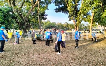 Demokrat Halut Sambut HUT ke-25 dengan Aksi Bersih Lingkungan di Alun-alun Kantor Bupati