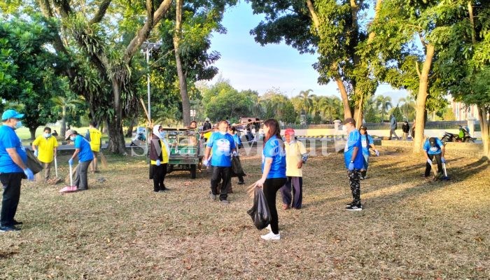 Demokrat Halut Sambut HUT ke-25 dengan Aksi Bersih Lingkungan di Alun-alun Kantor Bupati