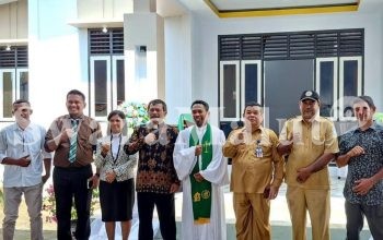 Wakili Bupati, Asisten II Wenas Rompis Resmikan Rumah Pastori Jemaat Sion Soakonora