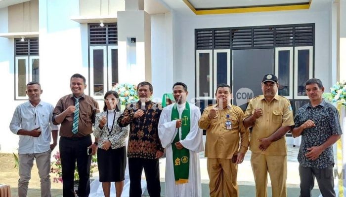 Wakili Bupati, Asisten II Wenas Rompis Resmikan Rumah Pastori Jemaat Sion Soakonora