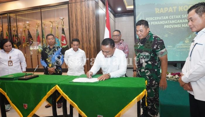 Bupati Halut Tandatangani Kontrak Cetak Sawah di Ambon