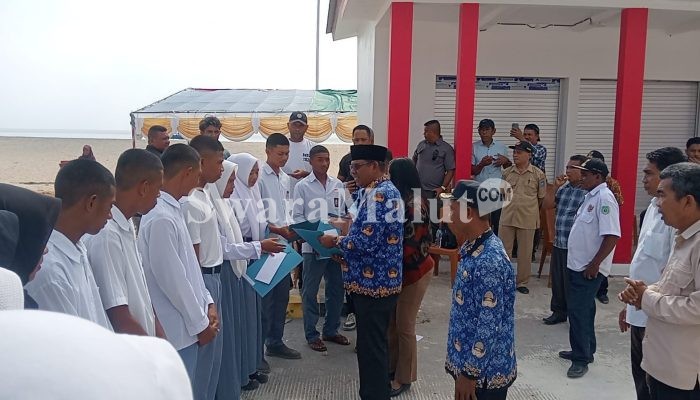 Paskibraka Loloda Utara Terima Piagam dan Uang Penghargaan dari Wakil Bupati Halut   