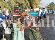 Koramil Tobelo Gandeng SMK Mia Bato dan Warga Bersihkan Pantai   