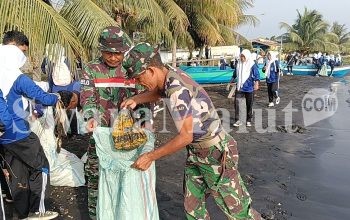 Koramil Tobelo Gandeng SMK Mia Bato dan Warga Bersihkan Pantai   