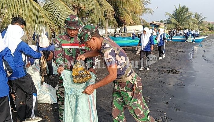 Koramil Tobelo Gandeng SMK Mia Bato dan Warga Bersihkan Pantai   